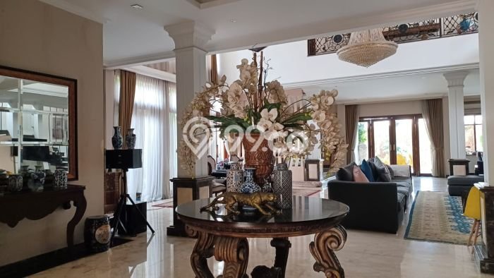 Rumah Nyaman dengan Luas Bangunan 1800m² di Lokasi Jati Padang, Jakarta Selatan Rumah Nyaman dengan Luas Bangunan 1800m² di Lokasi Jati Padang, Jakarta Selatan