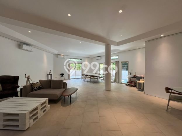 Disewakan! Rumah 5 Kamar Tidur &
4 Kamar Mandi di Senayan, Jakarta Selatan Disewakan! Rumah 5 Kamar Tidur &
4 Kamar Mandi di Senayan, Jakarta Selatan