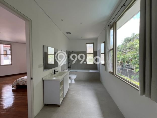 Disewakan! Rumah 5 Kamar Tidur &
4 Kamar Mandi di Senayan, Jakarta Selatan Disewakan! Rumah 5 Kamar Tidur &
4 Kamar Mandi di Senayan, Jakarta Selatan