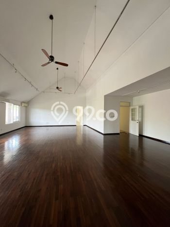 Disewakan! Rumah 5 Kamar Tidur &
4 Kamar Mandi di Senayan, Jakarta Selatan Disewakan! Rumah 5 Kamar Tidur &
4 Kamar Mandi di Senayan, Jakarta Selatan