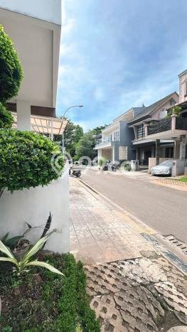 Hunian Mewah LB 350m2 Siap Huni Desain Elegan di Bintaro, Tangerang Selatan Hunian Mewah LB 350m2 Siap Huni Desain Elegan di Bintaro, Tangerang Selatan