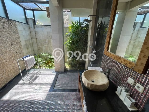 Rumah Elit LB 180m2 Siap Pakai Desain Elegan di Seminyak, Badung Rumah Elit LB 180m2 Siap Pakai Desain Elegan di Seminyak, Badung