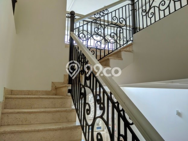 Rumah Elit Modern Tanpa Renovasi di Pondok Indah Jakarta Selatan Rumah Elit Modern Tanpa Renovasi di Pondok Indah Jakarta Selatan