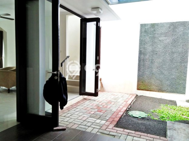Hunian Mewah LB 161m2 Siap Huni Desain Elegan di Bintaro, Tangerang Selatan Hunian Mewah LB 161m2 Siap Huni Desain Elegan di Bintaro, Tangerang Selatan