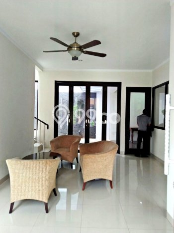 Hunian Mewah LB 161m2 Siap Huni Desain Elegan di Bintaro, Tangerang Selatan Hunian Mewah LB 161m2 Siap Huni Desain Elegan di Bintaro, Tangerang Selatan
