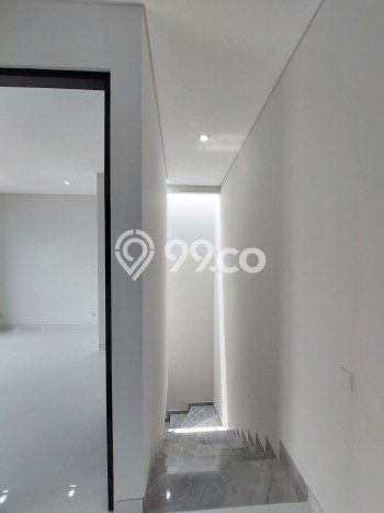Rumah Elit Modern Tanpa Renovasi di Graha Surabaya Rumah Elit Modern Tanpa Renovasi di Graha Surabaya