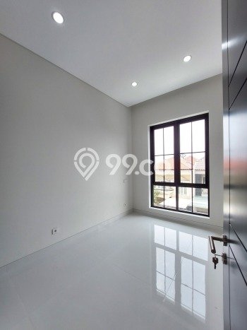 Rumah Elit Modern Tanpa Renovasi di Graha Surabaya Rumah Elit Modern Tanpa Renovasi di Graha Surabaya