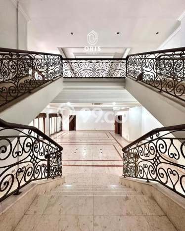 DIJUAL CEPAT! Rumah Mega Kuningan, Jakarta Selatan, Luas 1029m² LB 1500m² DIJUAL CEPAT! Rumah Mega Kuningan, Jakarta Selatan, Luas 1029m² LB 1500m²