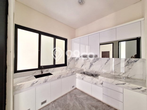 SPECIAL PROPERTY! Rumah di Wiyung, LT 240m2m² Bangunan 270m2m² SPECIAL PROPERTY! Rumah di Wiyung, LT 240m2m² Bangunan 270m2m²