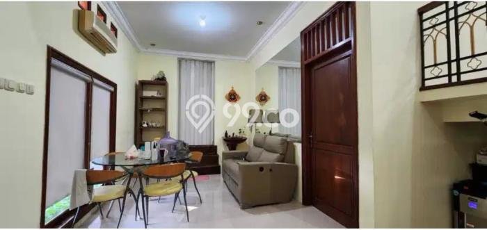 Rumah Terawat di , Surabaya, LT 251m2m² LB 200m2m² DIJUAL CEPAT! Rumah Terawat di , Surabaya, LT 251m2m² LB 200m2m² DIJUAL CEPAT!