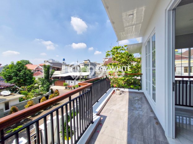 HOT DEAL! Rumah Premium di , Jakarta Selatan, LT 302m2m² LB 400m2m² HOT DEAL! Rumah Premium di , Jakarta Selatan, LT 302m2m² LB 400m2m²