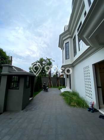 Siap Huni Rumah Mewah 4 Kamar di Kebayoran Baru Dekat ke Mana Pun Siap Huni Rumah Mewah 4 Kamar di Kebayoran Baru Dekat ke Mana Pun