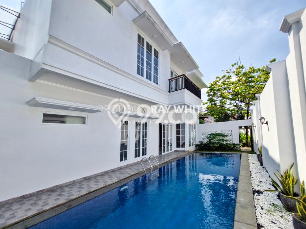 HOT DEAL! Rumah Premium di , Jakarta Selatan, LT 302m2m² LB 400m2m² HOT DEAL! Rumah Premium di , Jakarta Selatan, LT 302m2m² LB 400m2m²