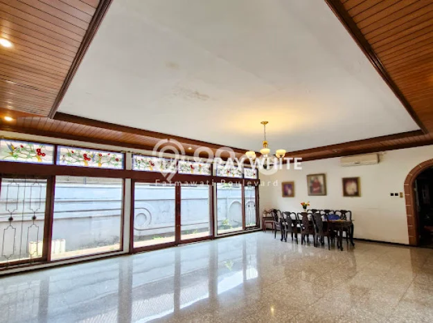 Ready to Use! Luxury House LT 1480m2 Desain Elegan di Pejaten Ready to Use! Luxury House LT 1480m2 Desain Elegan di Pejaten