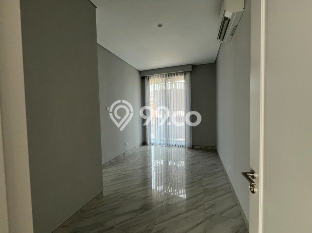 Ready to Use! Luxury House LT 160m2 Desain Elegan di Pakuwon City Ready to Use! Luxury House LT 160m2 Desain Elegan di Pakuwon City