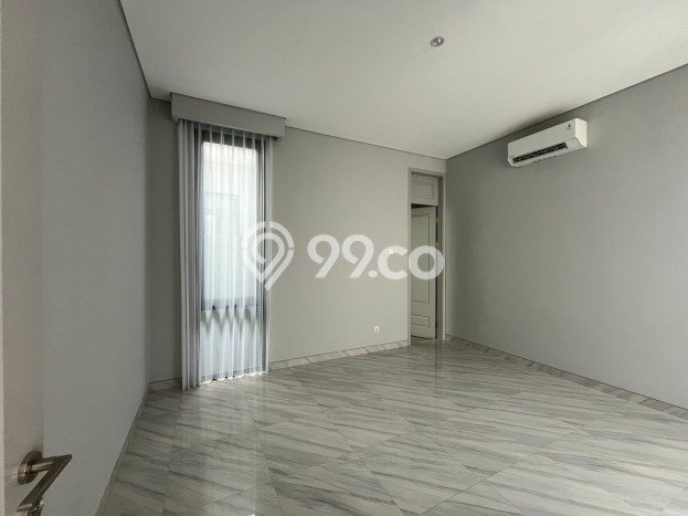Ready to Use! Luxury House LT 160m2 Desain Elegan di Pakuwon City Ready to Use! Luxury House LT 160m2 Desain Elegan di Pakuwon City