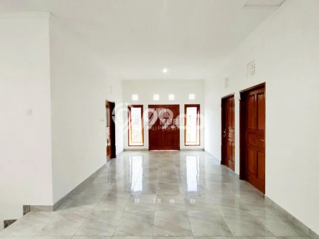 Disewakan! Rumah 5 Kamar Tidur &
5 Kamar Mandi di Renon, Denpasar Disewakan! Rumah 5 Kamar Tidur &
5 Kamar Mandi di Renon, Denpasar