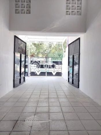 Rumah Sewa Surabaya LT 209m2 LB 200m2 Kawasan Kebraon Rumah Sewa Surabaya LT 209m2 LB 200m2 Kawasan Kebraon