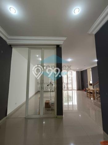 Rumah Strategis di Surabaya Kota, 4 KT, Area Tenang, LT 240m² LB 200m² Rumah Strategis di Surabaya Kota, 4 KT, Area Tenang, LT 240m² LB 200m²
