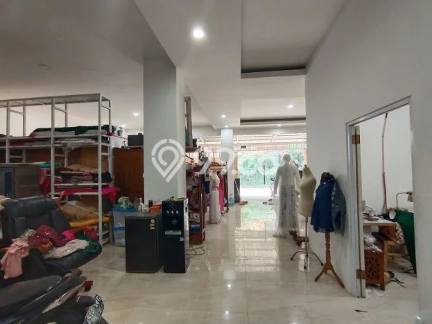 Ruko disewakan di Cisauk Tangerang dengan luas bangunan 330m2 Ruko disewakan di Cisauk Tangerang dengan luas bangunan 330m2