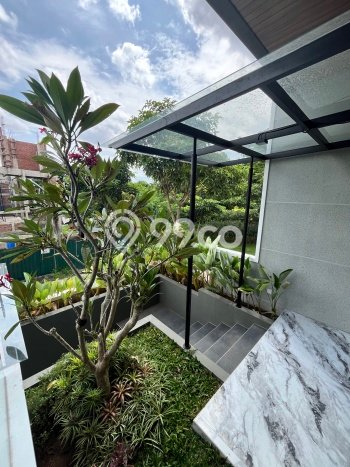 Rumah Nyaman dengan Luas Tanah 180m² dan Luas Bangunan 430m² di Kawasan Citraland, Surabaya Rumah Nyaman dengan Luas Tanah 180m² dan Luas Bangunan 430m² di Kawasan Citraland, Surabaya