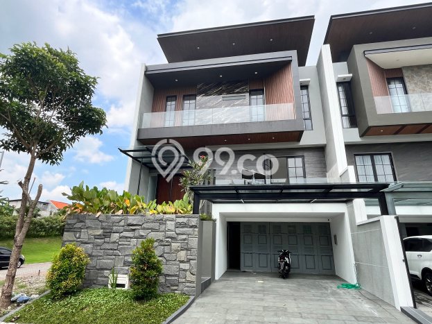 Rumah Nyaman dengan Luas Tanah 180m² dan Luas Bangunan 430m² di Kawasan Citraland, Surabaya Rumah Nyaman dengan Luas Tanah 180m² dan Luas Bangunan 430m² di Kawasan Citraland, Surabaya