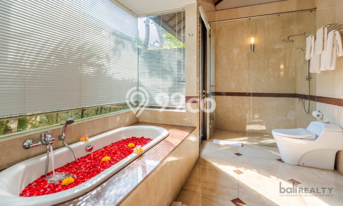 Vila Strategis di , Dimensi 2200m2m², Akses ke berbagai keperluan Vila Strategis di , Dimensi 2200m2m², Akses ke berbagai keperluan