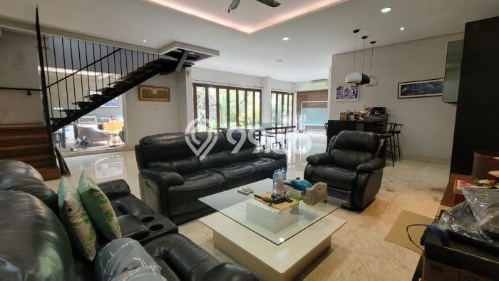 Rumah Mewah LB 918m2 Siap Pakai Desain Elegan di Gading Serpong, Tangerang Rumah Mewah LB 918m2 Siap Pakai Desain Elegan di Gading Serpong, Tangerang