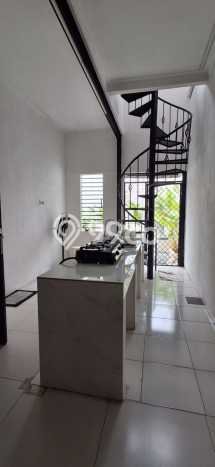 UNIT SPESIAL! Rumah area Cempaka Putih, 3 KM, Dekat Pusat Kota, Luas 225m2m² Bangunan 300m2m² UNIT SPESIAL! Rumah area Cempaka Putih, 3 KM, Dekat Pusat Kota, Luas 225m2m² Bangunan 300m2m²