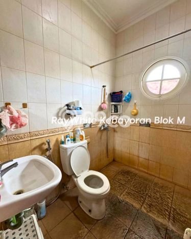 For Sale! Luxury House LT 286m2 Desain Modern di Kampung Utan For Sale! Luxury House LT 286m2 Desain Modern di Kampung Utan