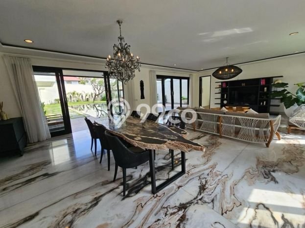 Rumah Elit LB 1000m2 Siap Pakai Desain Elegan di Kerobokan, Badung Rumah Elit LB 1000m2 Siap Pakai Desain Elegan di Kerobokan, Badung