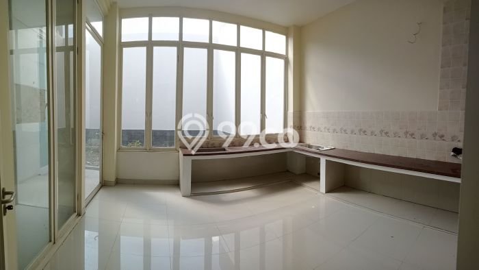 Rumah sewa siap huni 3 Kamar Tidur di Pakuwon Indah, Surabaya Rumah sewa siap huni 3 Kamar Tidur di Pakuwon Indah, Surabaya