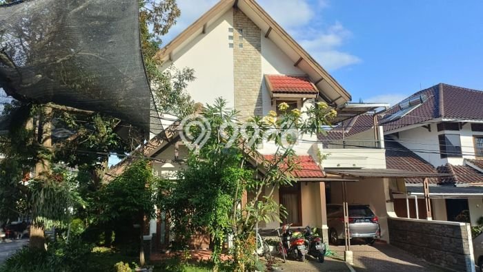 Rumah Luxury Modern Tanpa Renovasi di Tubagus Ismail Bandung Rumah Luxury Modern Tanpa Renovasi di Tubagus Ismail Bandung