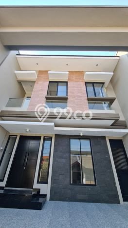 Rumah Mewah LB 225m2 Siap Pakai Desain Elegan di Nginden, Surabaya Rumah Mewah LB 225m2 Siap Pakai Desain Elegan di Nginden, Surabaya