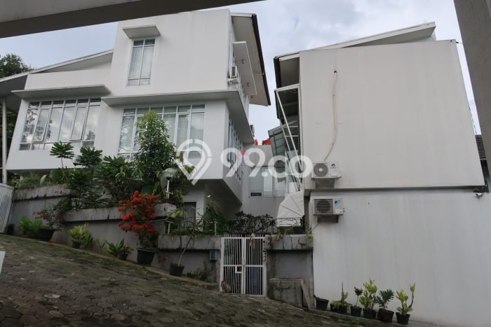 Ready to Use! Luxury House LT 232m2 Desain Elegan di Dago Ready to Use! Luxury House LT 232m2 Desain Elegan di Dago