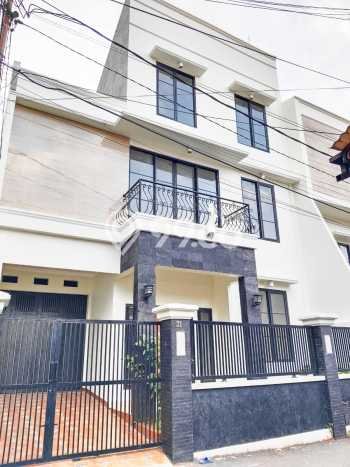 Rumah Mewah LB 250m2 Siap Huni Desain Elegan di Kalibata, Jakarta Selatan Rumah Mewah LB 250m2 Siap Huni Desain Elegan di Kalibata, Jakarta Selatan