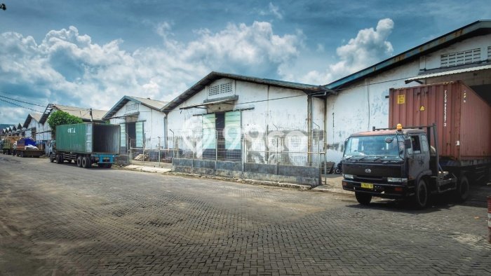 Area Ramai! Gudang Dijual di Asemrowo untuk Bisnis Luas Bangunan 2100m2 Area Ramai! Gudang Dijual di Asemrowo untuk Bisnis Luas Bangunan 2100m2