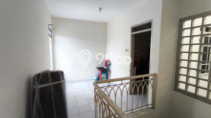 For Sale Rumah 4 Kamar Lokasi Ideal Bagus dan Strategis di Rungkut For Sale Rumah 4 Kamar Lokasi Ideal Bagus dan Strategis di Rungkut