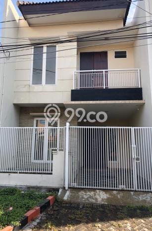 Rumah Strategis dengan Luas Tanah 97m2m² di Lokasi , Surabaya Rumah Strategis dengan Luas Tanah 97m2m² di Lokasi , Surabaya