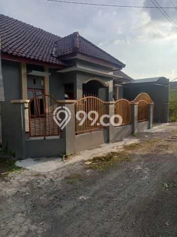 Lokasi strategis! Rumah siap pakai dikontrakkan di Banyuanyar LB 130m2 Lokasi strategis! Rumah siap pakai dikontrakkan di Banyuanyar LB 130m2