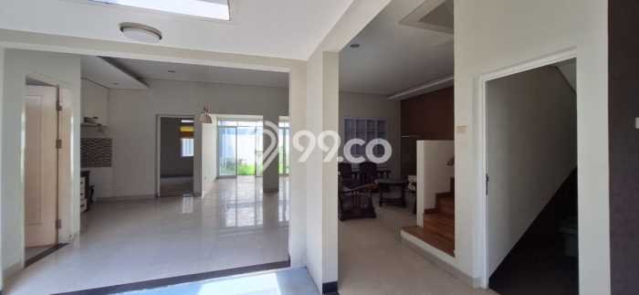 Rumah Strategis Modern Lb 300m2 di Cimahi Utara, Cimahi Rumah Strategis Modern Lb 300m2 di Cimahi Utara, Cimahi