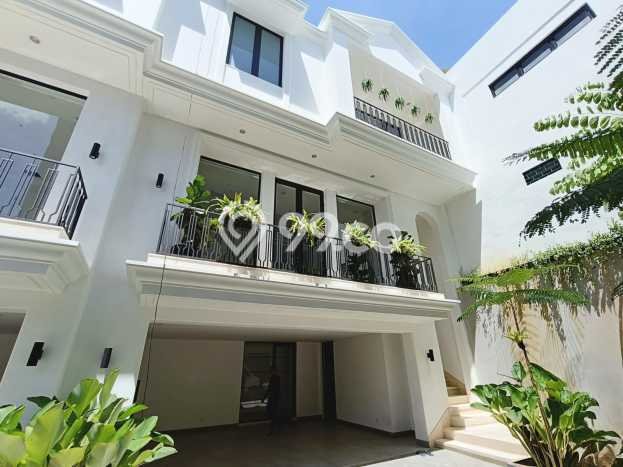 Rumah Mewah LB 356m2 Siap Huni Desain Elegan di Radio Dalam, Jakarta Selatan Rumah Mewah LB 356m2 Siap Huni Desain Elegan di Radio Dalam, Jakarta Selatan