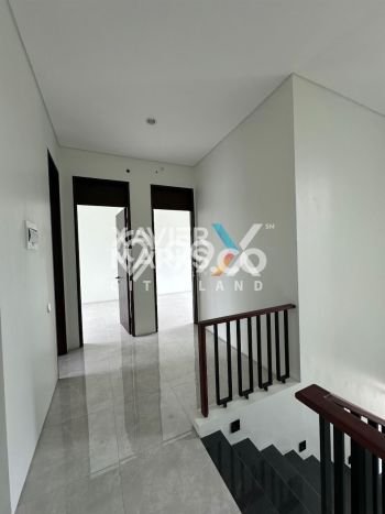 Rumah Mewah LB 158m2 Siap Huni Desain Elegan di Citraland, Surabaya Rumah Mewah LB 158m2 Siap Huni Desain Elegan di Citraland, Surabaya