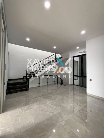 Hunian Elit LB 300m2 Siap Pakai Desain Elegan di Citraland, Surabaya Hunian Elit LB 300m2 Siap Pakai Desain Elegan di Citraland, Surabaya