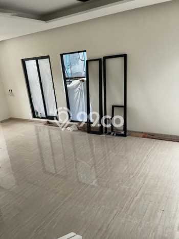 Rumah Asri di Galaxy, Surabaya, LT 133m² Bangunan 200m² Rumah Asri di Galaxy, Surabaya, LT 133m² Bangunan 200m²