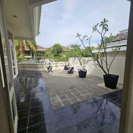 Rumah Nyaman 6 KT LB 800m2 Kondisi Bagus di Kemang Rumah Nyaman 6 KT LB 800m2 Kondisi Bagus di Kemang