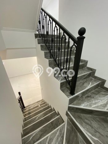 Rumah Strategis Minimalis Lb 151m2 di Ciracas, Jakarta Timur Rumah Strategis Minimalis Lb 151m2 di Ciracas, Jakarta Timur