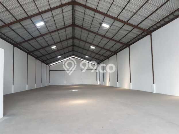 Gudang Area Strategis di Margomulyo, Luas 980m2m², Disewakan Gudang Area Strategis di Margomulyo, Luas 980m2m², Disewakan