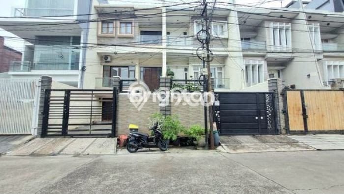 For Sale! Luxury House LT 162m2 Desain Modern di Pluit For Sale! Luxury House LT 162m2 Desain Modern di Pluit