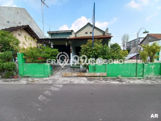 Rumah Asri dengan Luas Bangunan 200m2m² di Kawasan Laweyan, Surakarta Rumah Asri dengan Luas Bangunan 200m2m² di Kawasan Laweyan, Surakarta